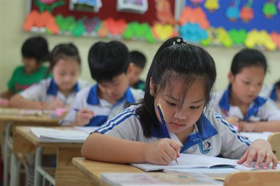 Nhiều ý kiến cho rằng không nên bắt học sinh đóng 100.000 đồng để “giải cứu giáo viên”.