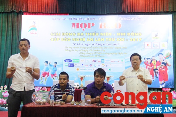 Bốc thăm chia bảng tại buổi họp báo