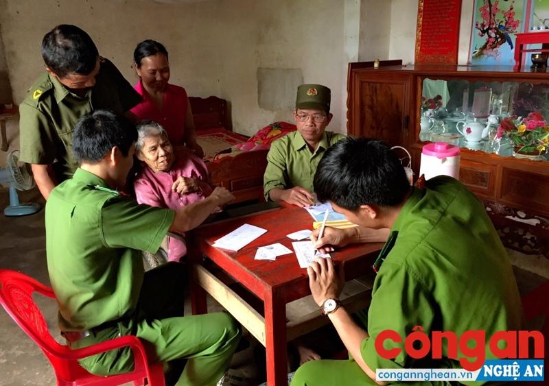 Cán bộ, chiến sỹ Công an huyện Đô lương đến tận nhà làm thủ tục cấp CMND cho người cao tuổi