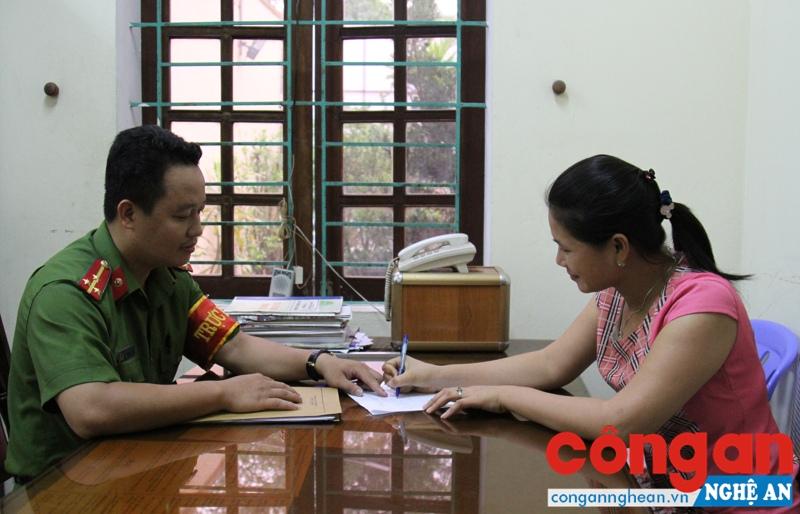 Cán bộ Công an phường Hồng Sơn hướng dẫn nhân dân làm thủ tục kê khai hộ khẩu