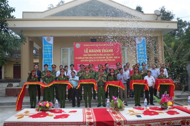  Cắt băng khánh thành công trình đường bê tông, sân Trạm y tế và đường bê tông xóm 4 xã Nhân Sơn