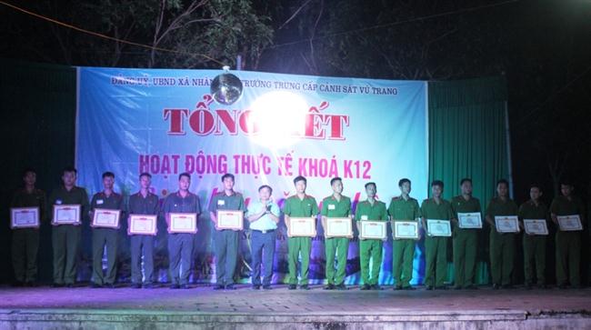 Tặng Giấy khen của UBND huyện Đô Lương cho các học viên có thành tích xuất sắc