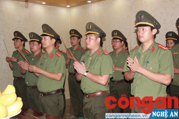 Thắp hương tại khu tưởng niệm Bác Hồ tại quảng trưởng Hồ Chí Minh