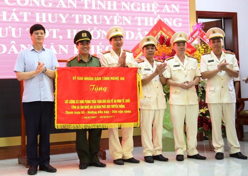 Lãnh đạo UBND tỉnh tặng bức trướng cho lực lượng Xây dựng phong trào Toàn dân bảo vệ ANTQ.
