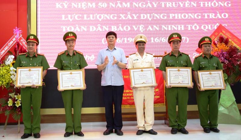 Các cá nhân, tập thể nhận Bằng khen UBND tỉnh.