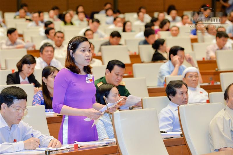 Đại biểu Nguyễn Thị Phúc - tỉnh Hưng Yên chất vấn Bộ trưởng Bộ Y tế sáng ngày 14/6 - Ảnh: Đình Nam