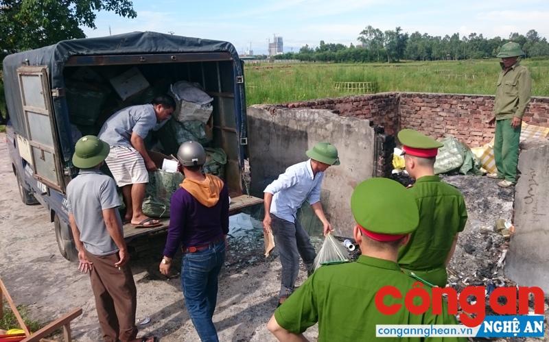 Đội Cảnh sát Môi trường Công an TP Vinh tổ chức tiêu hủy số hàng hóa vi phạm hành chính
