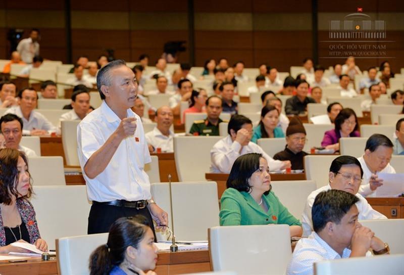 ĐBQH Phùng Đức Tiến- tỉnh Hà Nam phát biểu tranh luận tại Hội trường