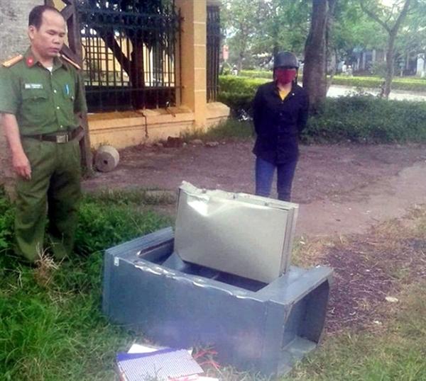 Két sắt phòng kế toán, Văn phòng Huyện ủy A Lưới bị trộm cạy phá để trộm tiền.