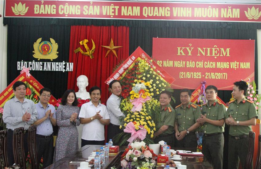 Thay mặt Tỉnh ủy - HĐND - UBND Tỉnh Nghệ An Đồng chí Lê Minh Thông - Ủy viên BTV, Phó Chủ tịch UBND tỉnh tặng hoa chúc mừng