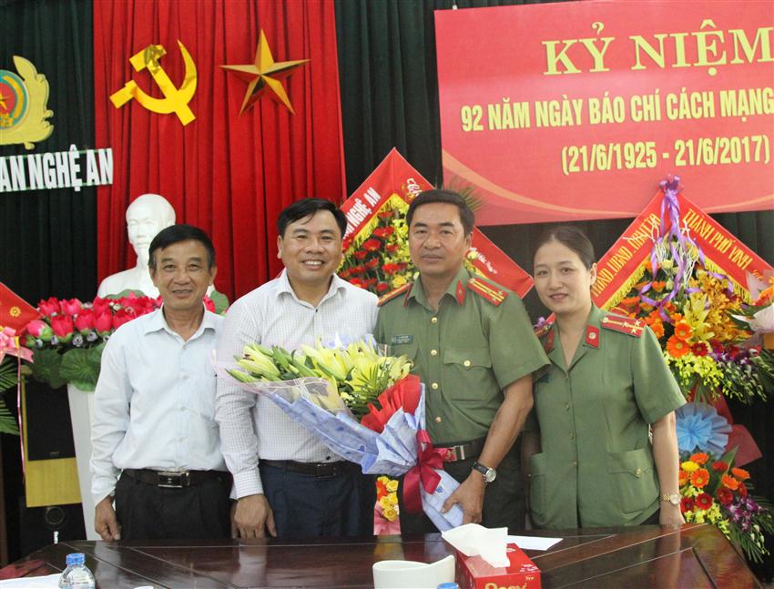 Lãnh đạo huyện Yên Thành tặng hoa chúc mừng