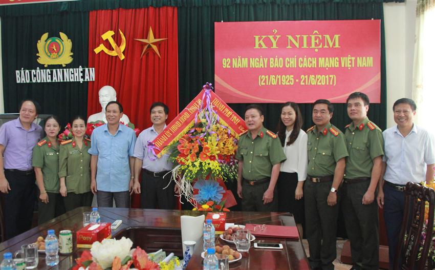 Lãnh đạo thành phố Vinh tặng hoa chúc mừng