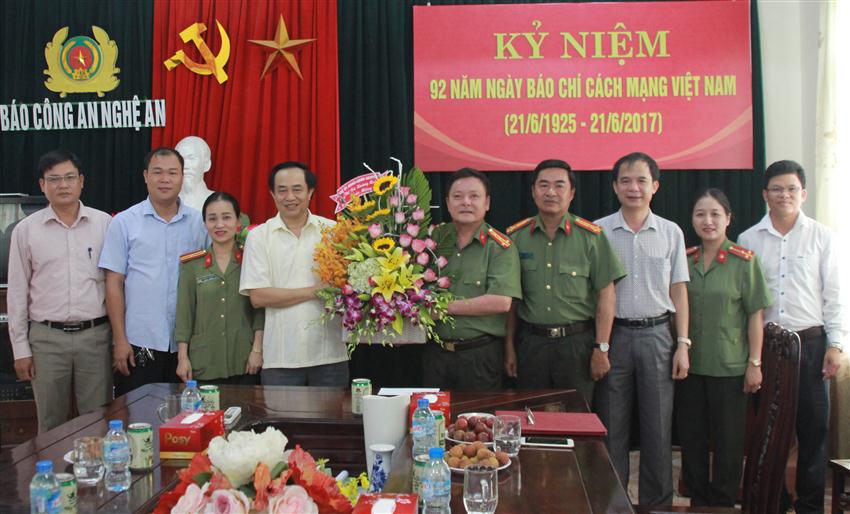 Lãnh đạo thị xã Hoàng Mai tặng hoa chúc mừng