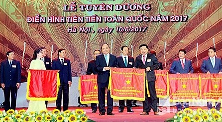 Đồng chí Nguyễn Xuân Đường, Phó Bí thư Tỉnh ủy, Chủ tịch UBND tỉnh               thay mặt Đảng bộ và nhân dân tỉnh Nghệ An đón nhận “Cờ thi đua của           Chính Phủ” do đồng chí Nguyễn Xuân Phúc, Thủ tướng Chính phủ,                       Chủ tịch Hội đồng Thi đua - khen thưởng Trung ương trao tặng                              tại lễ tuyên dương - Ảnh: NGUYỄN TUYÊN