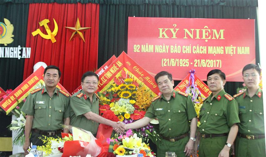 Lãnh đạo Cảnh sát PC&CC tặng hoa chúc mừng