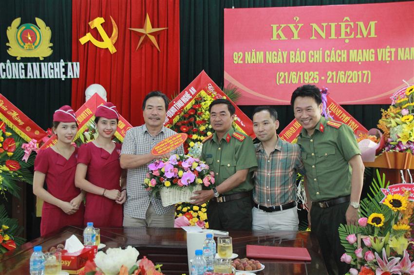 Đại diện lãnh đạo Bệnh viện Đa khoa Cửa đông tặng hoa chúc mừng