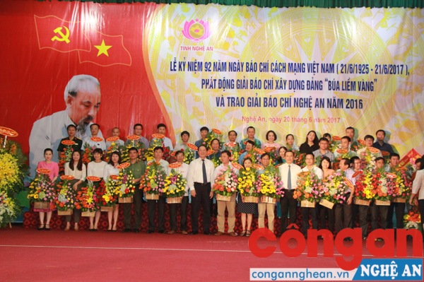 Đại diện Ban tổ chức chụp ảnh lưu niệm các tác phẩm được giải 