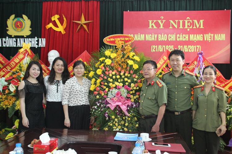 Bảo hiểm xã hội tặng hoa chúc mừng