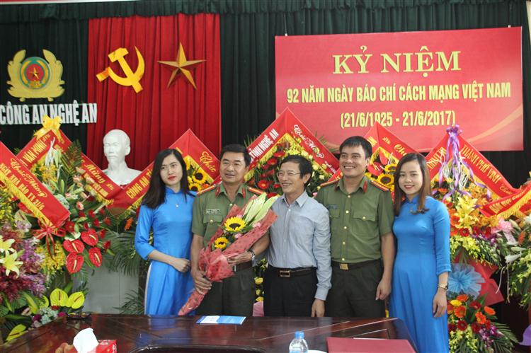Đại học Vinh tặng hoa chúc mừng