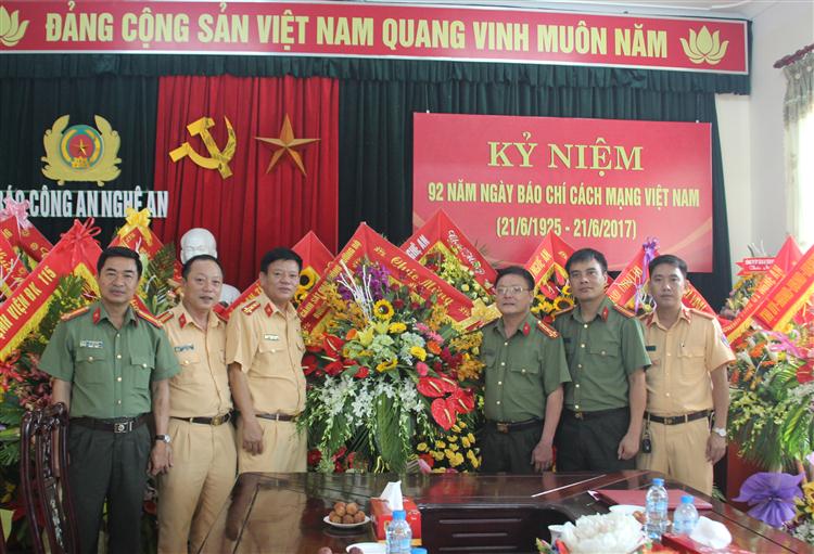 Phòng Cảnh sát Giao thông tặng hoa chúc mừng