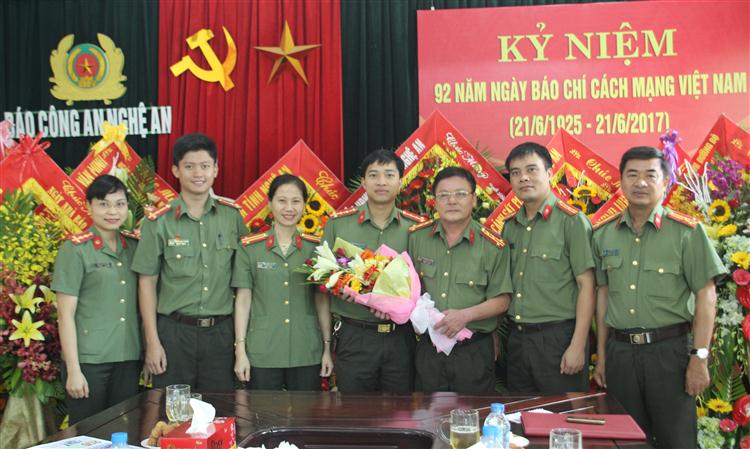 Đoàn Thanh niên, Hội Phụ nữ, Công đoàn Công an tỉnh tặng hoa chúc mừng