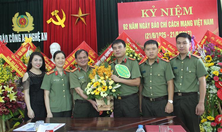 Phòng Hậu cần - Kỹ thuật Công an tỉnh tặng hoa chúc mừng