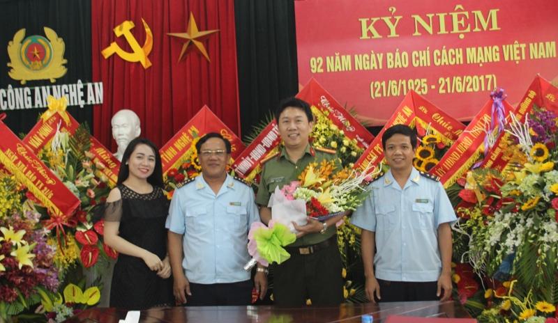 Hải quan Nghệ An chúc mừng Báo Công an Nghệ An