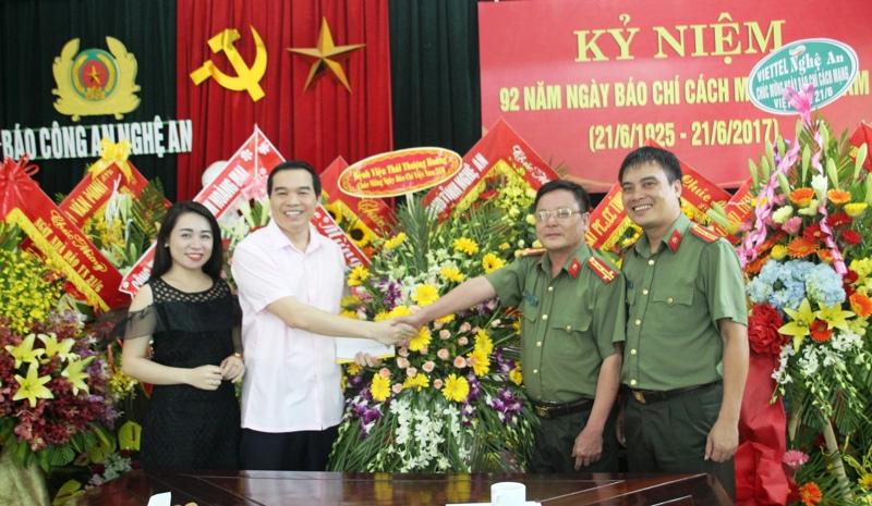 Bệnh viện Thái Thượng Hoàng tặng hoa chúc mừng