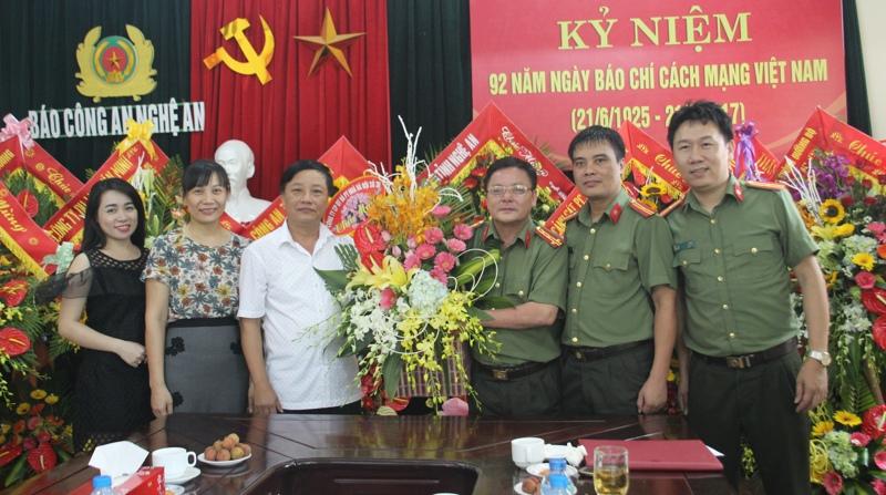 Công ty CP ĐT và PT Nhà Hà Nội số 30 tặng hoa chúc mừng