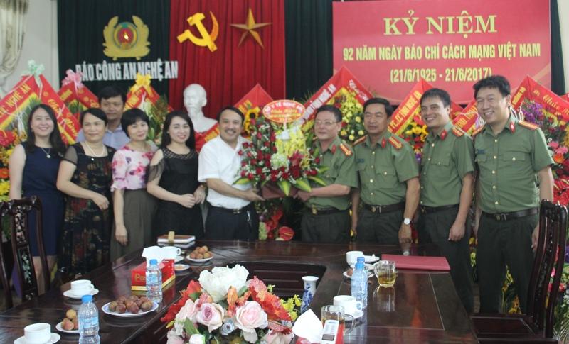 Sở Y tế Nghệ An tặng hoa chúc mừng