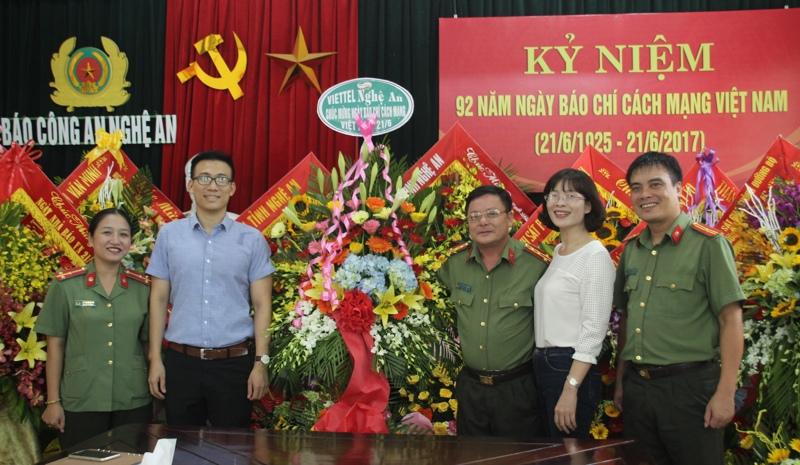 Viettel Nghệ An chúc mừng Báo Công an Nghệ An