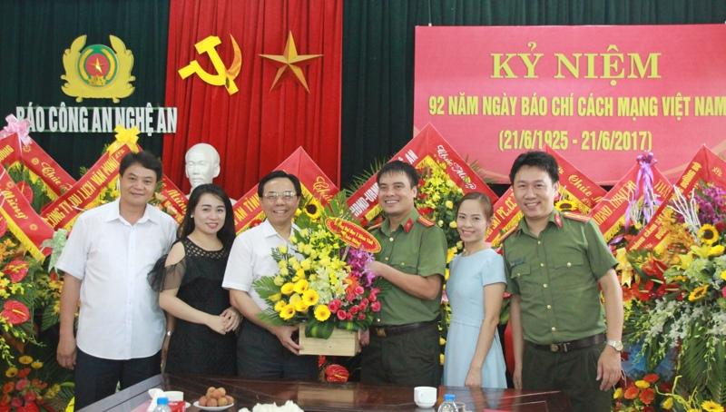 Trường Đại học Y khoa Vinh tặng hoa chúc mừng