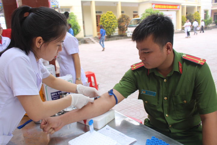 Tham gia ngày hội hiến máu có gần 50 CBCS trẻ