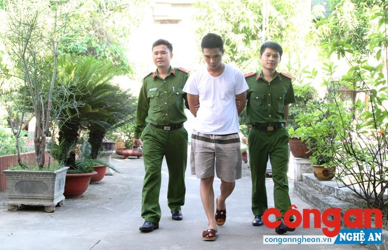 Công an TP Vinh dẫn giải đối tượng phạm tội về nơi giam giữ