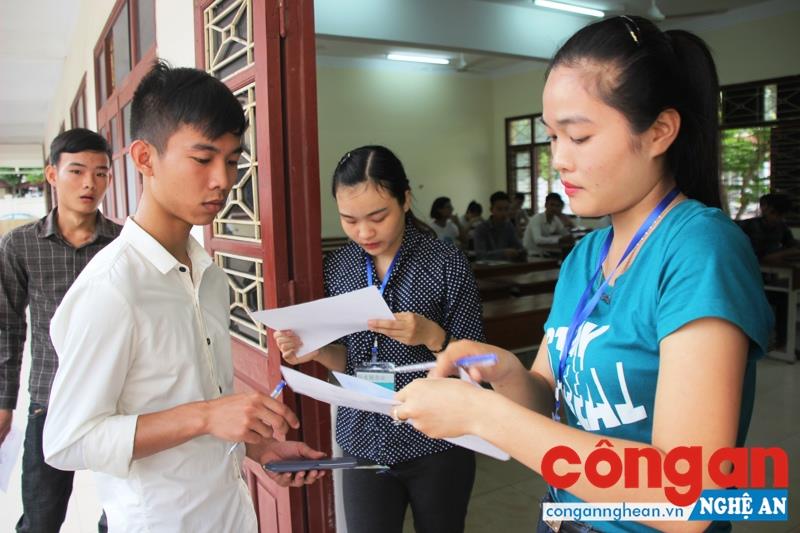 Kiểm tra thủ tục trước khi thí sinh vào phòng thi tại kỳ thi THPT quốc gia năm 2016