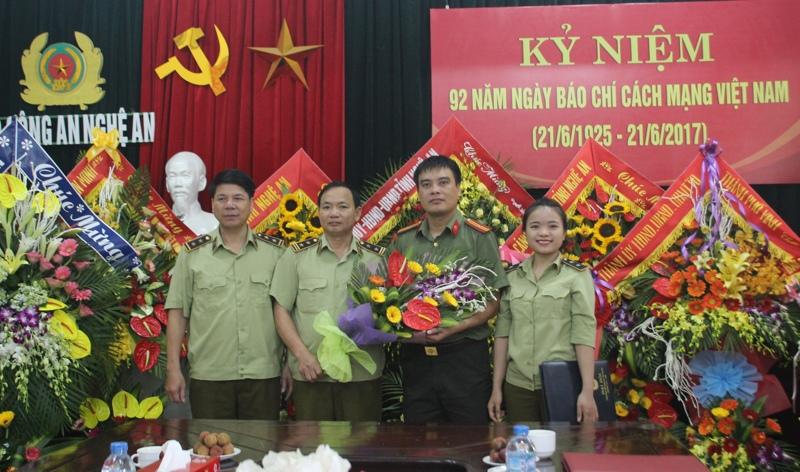 Chi cục Quản lý thị trường Nghệ An tặng hoa chúc mừng