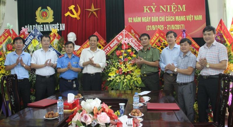 Sở GTVT Nghệ An tặng hoa chúc mừng
