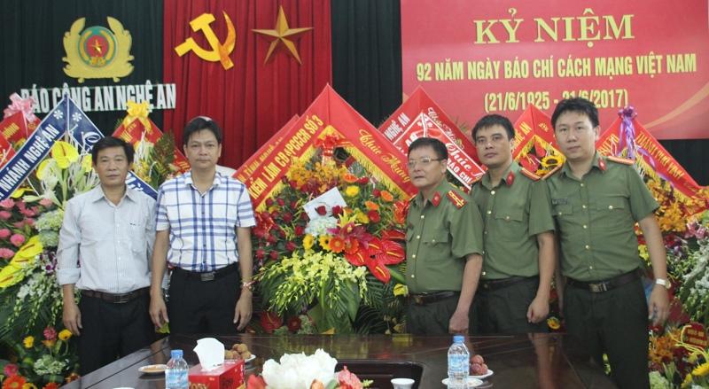 Đội Kiểm lâm CĐ&PCCCR số 3 tặng hoa chúc mừng