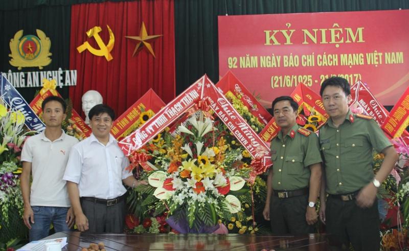 Công ty TNHH Thạch Thành tặng hoa chúc mừng