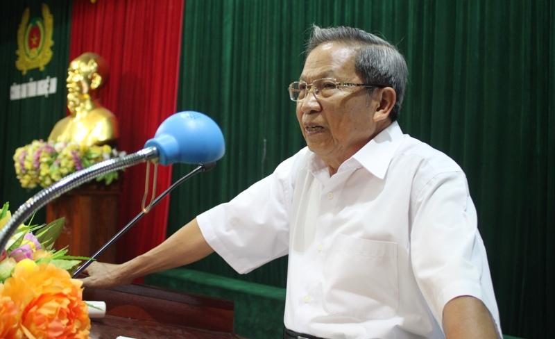 Đồng chí Thiếu tướng, PGS.TS Lê Văn Cương, Nguyên Viện trưởng Viện chiến lược Bộ Công an truyền đạt các chuyên đề thời sự nổi bật của thế giới và khu vực.