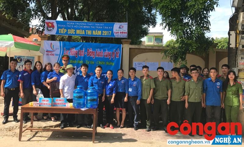 Sinh viên Học viện Cảnh sát Nhân dân và Học viện An ninh Nhân dân tham gia đội tình nguyện tiếp sức mùa thi, đồng hành cùng sỹ tử