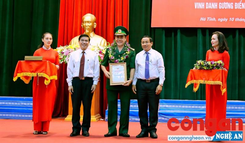 Đồng chí Lê Đình Sơn, Bí thư Tỉnh ủy, Chủ tịch HĐND tỉnh Hà Tĩnh và đồng chí Đặng Quốc Vinh, Phó Chủ tịch UBND tỉnh trao giấy chứng nhận vinh danh gương điển hình tiên tiến