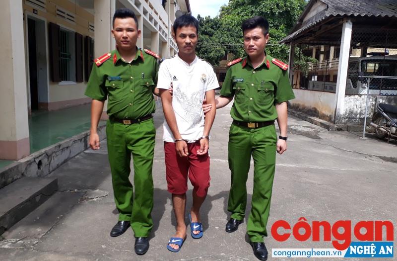Công an huyện Thanh Chương dẫn giải đối tượng phạm tội bị bắt giữ