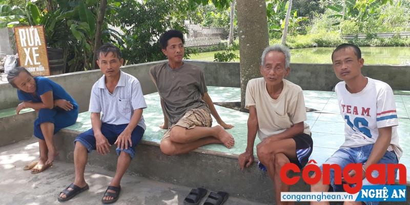 Người dân tập trung phản ánh sự việc với phóng viên