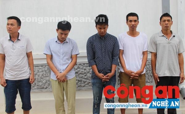 Các đối tượng đang bị tạm giữ tại Công an huyện Nam Đàn