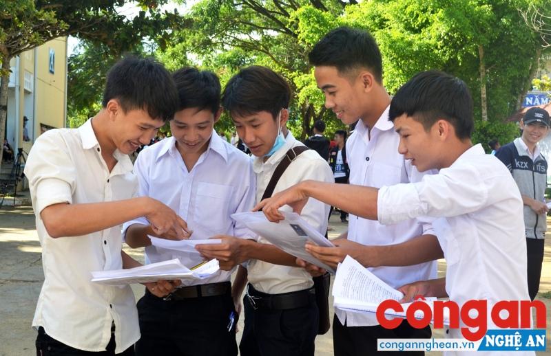 Các thí sinh trao đổi về đề thi sau khi môn thi kết thúc