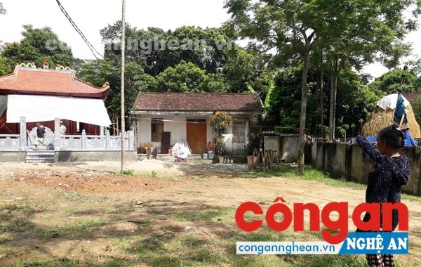 Bà Lê Thị Bảy tại vị trí mảnh đất đang xảy ra tranh chấp