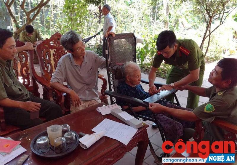 CBCS Đội Cảnh sát QLHC về TTXH Công an huyện Thanh Chương làm thủ tục cấp CMND cho người già