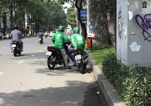 Tài xế xe ôm công nghệ đang chờ đón khách.