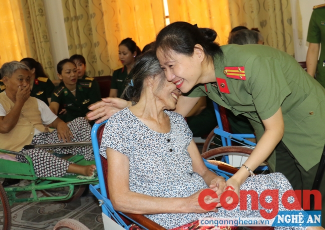 Trung tá Nguyễn Việt Hà, Chủ tịch HPN Công an tỉnhChia sẻ những khó khăn trong cuộc sống với các thương binh